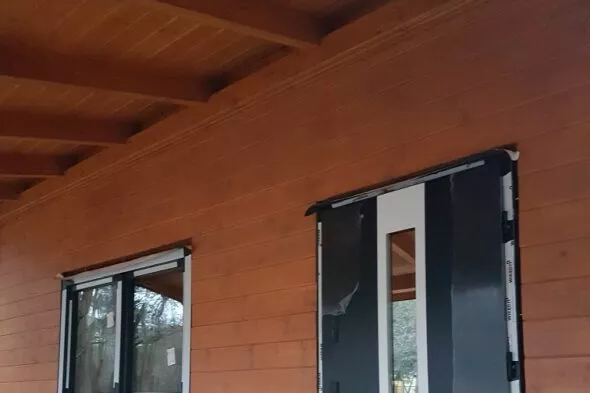 drzwi stalowe w drewnianym domu kolor czarny mat 2