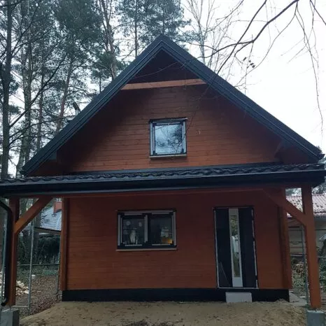 okna pcv w drewnianym domu kolor czarny mat